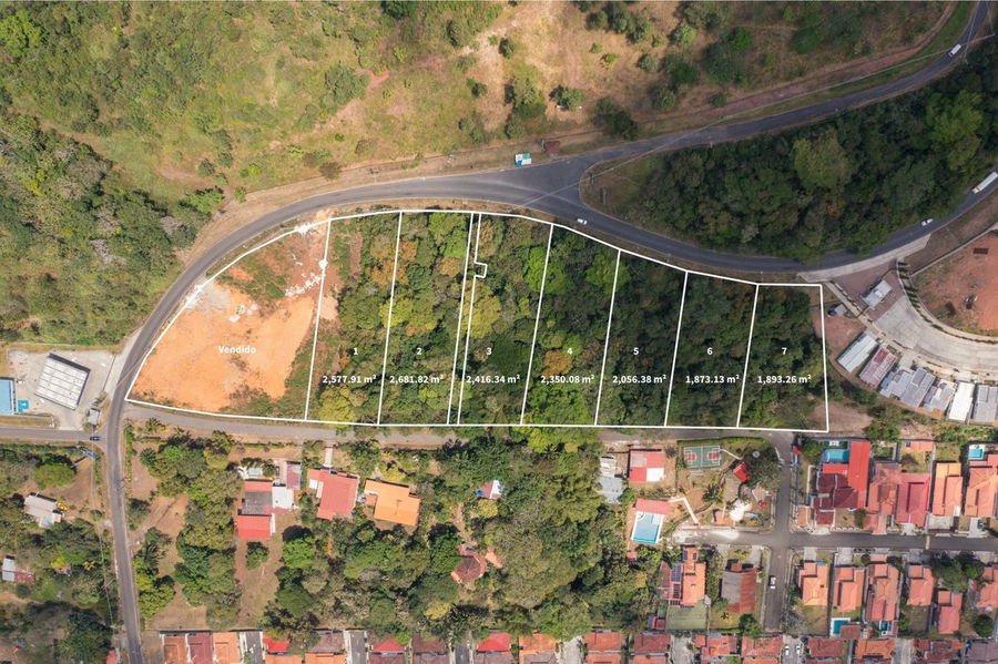 Vista aérea del Lote Comercial 20K en Chapala, con las parcelas delimitadas sobre la vía principal